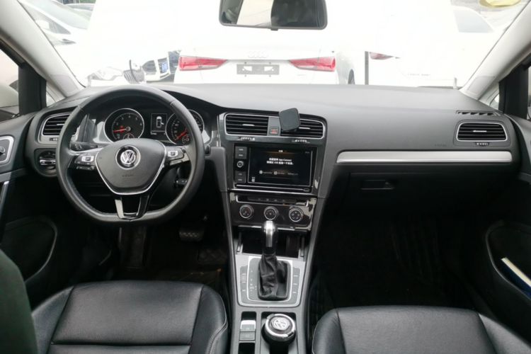 Volkswagen Golf 2019 car image #10