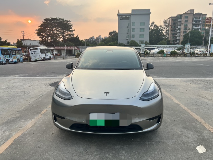 Tesla Model Y 2023 car image #2