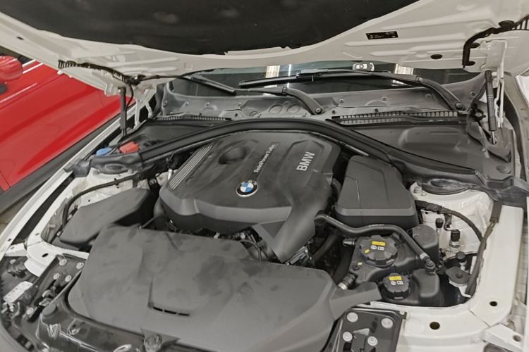 BMW 3 Series 2018 car image #20