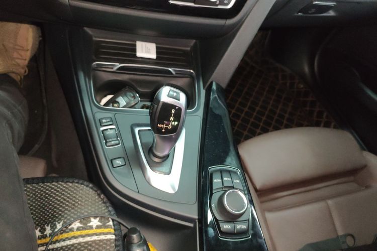 BMW 3 Series 2018 immagine di auto #14