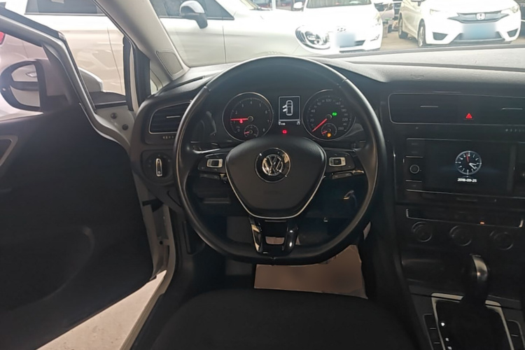 Volkswagen Golf 2018 car image #11
