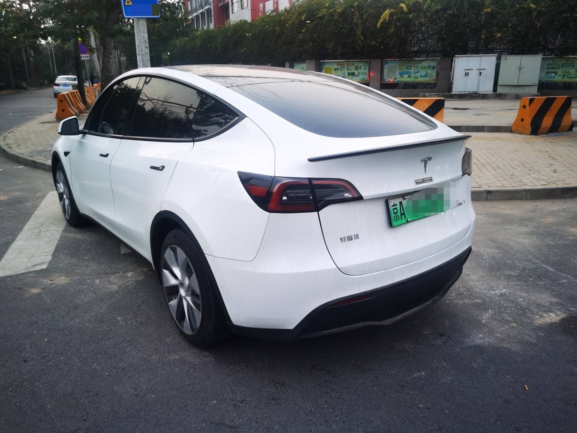 Tesla Model Y 2023 immagine di auto #9