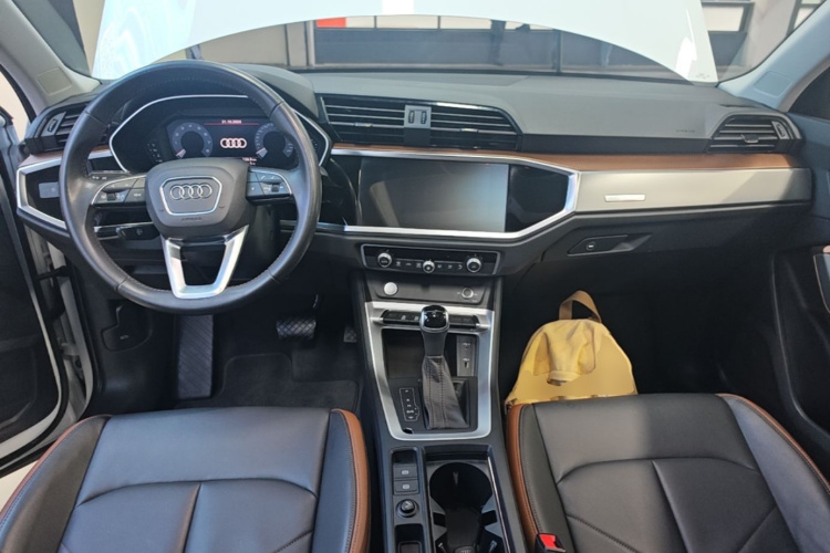 Audi Q3 2020 car image #10