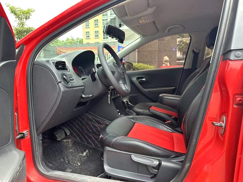 Volkswagen Polo 2014 car image #8