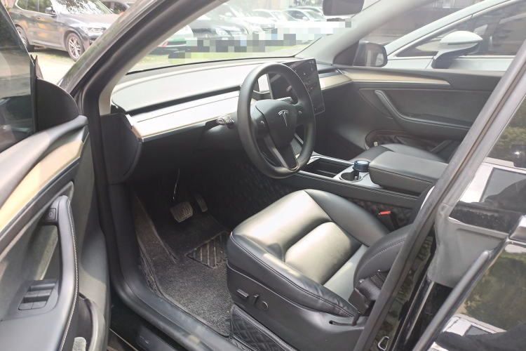 Tesla Model Y 2023 car image #13
