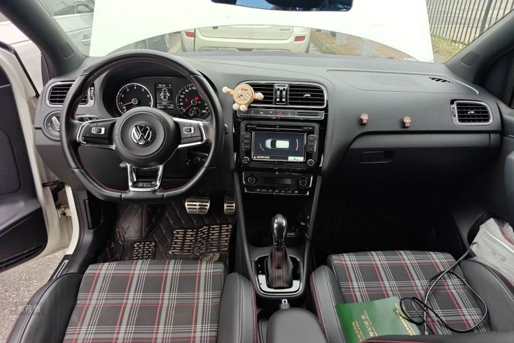 Volkswagen Polo 2016 car image #11