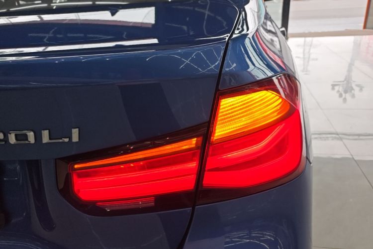 BMW 3 Series 2018 car image #8