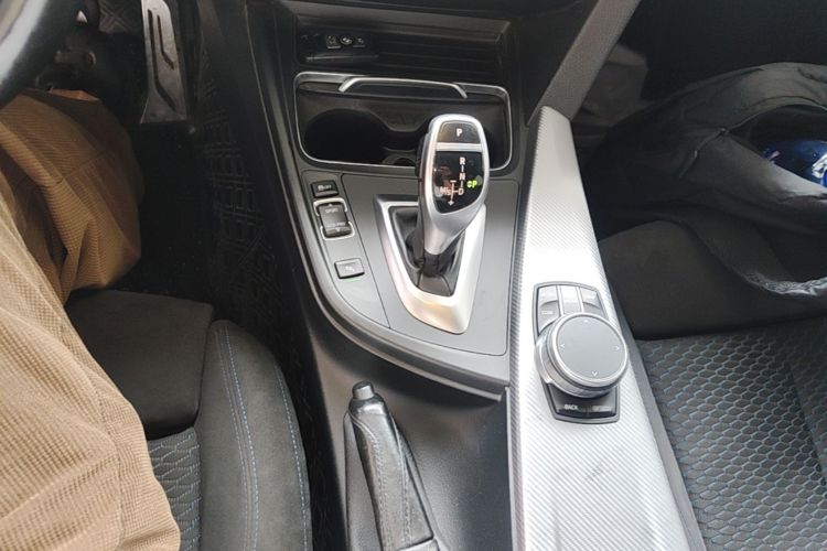 BMW 3 Series 2018 car image #14