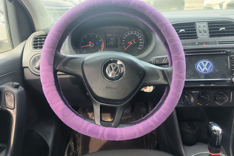 Volkswagen Polo 2016 car image #11