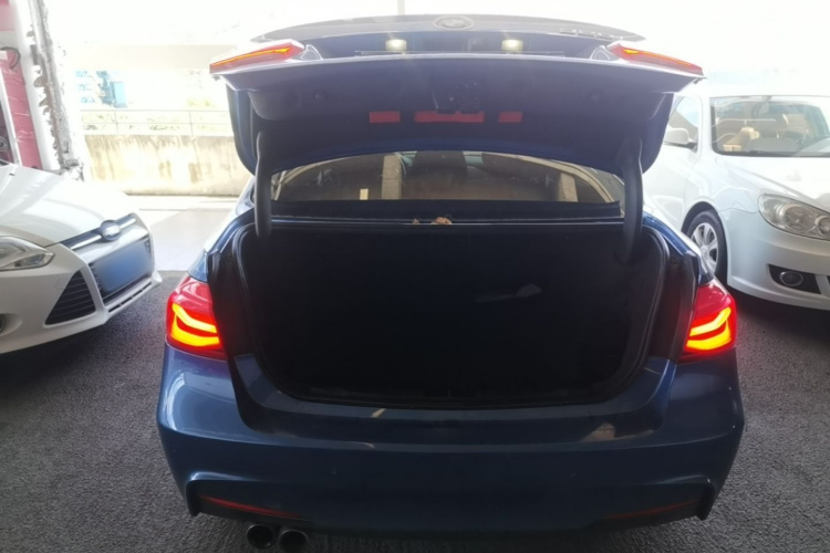 BMW 3 Series 2018 car image #19