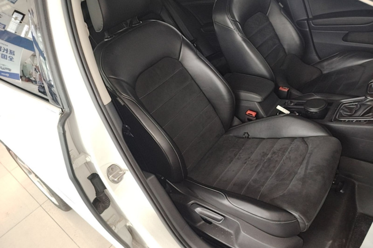 Volkswagen Golf 2018 car image #24