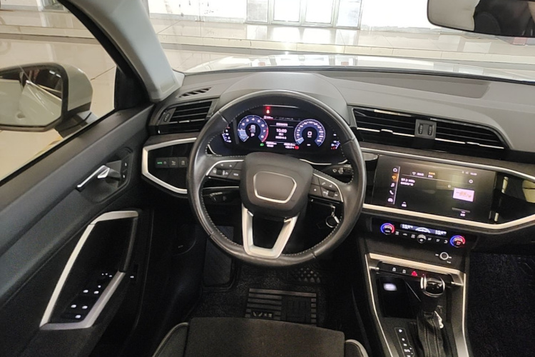 Audi Q3 2019 car image #11