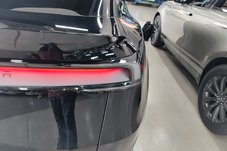 Tesla Model Y 2025 #8 Tesla Model Y 2025 car image #8