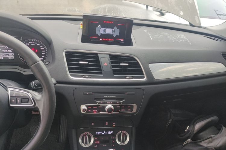 Audi Q3 2015 car image #13
