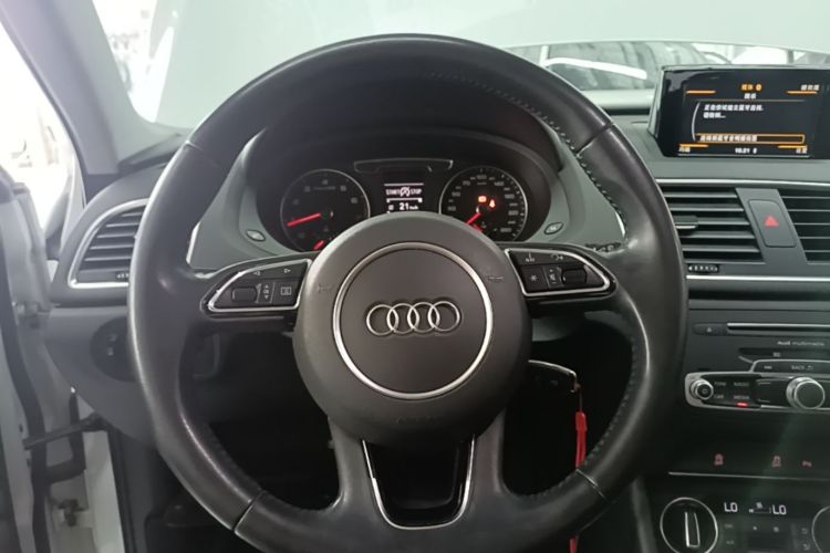 Audi Q3 2016 car image #11