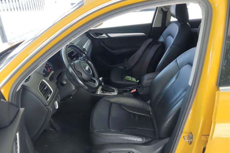 Audi Q3 2016 car image #19