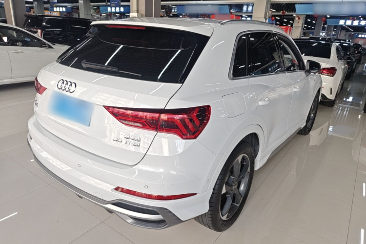 Audi Q3 2023 car image #5