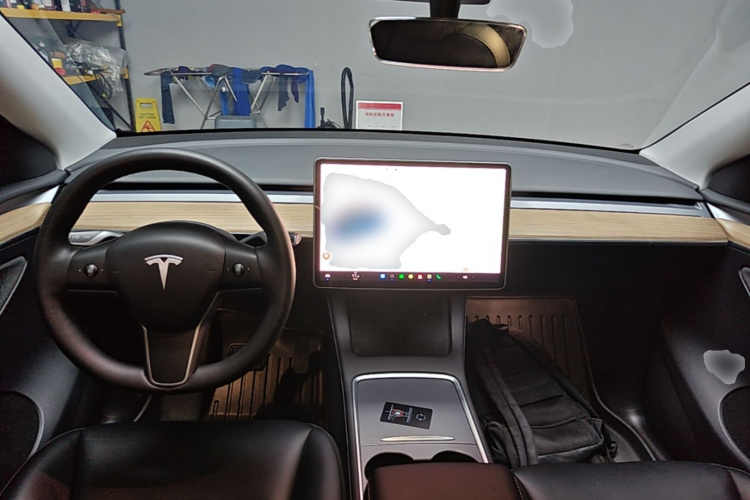 Tesla Model Y 2023 car image #9