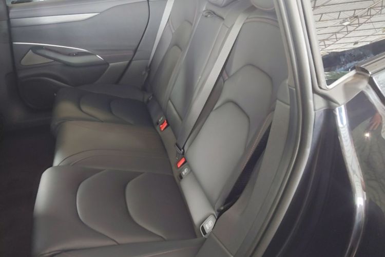 MI SU7 2025 immagine di auto #13