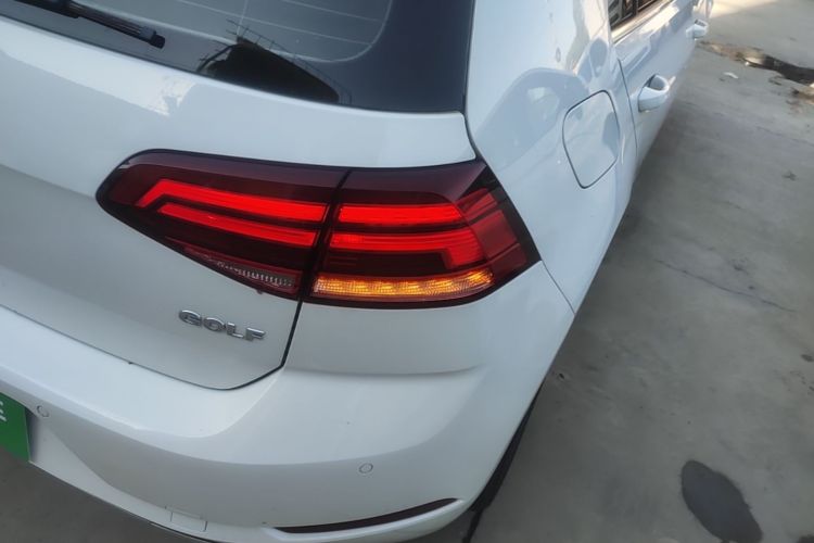 Volkswagen Golf 2018 car image #8