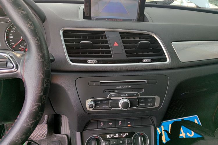 Audi Q3 2016 car image #13