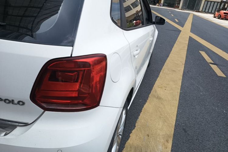Volkswagen Polo 2015 car image #8