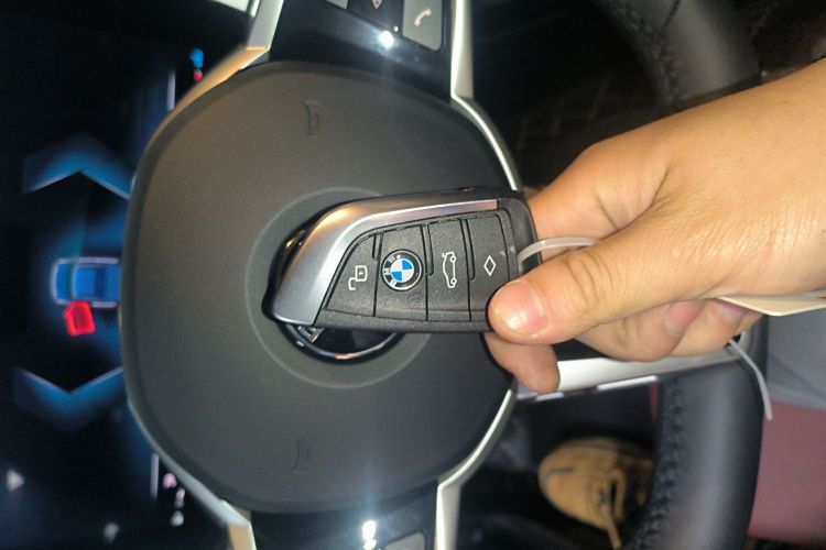 BMW 3 Series 2025 صورة سيارة #9