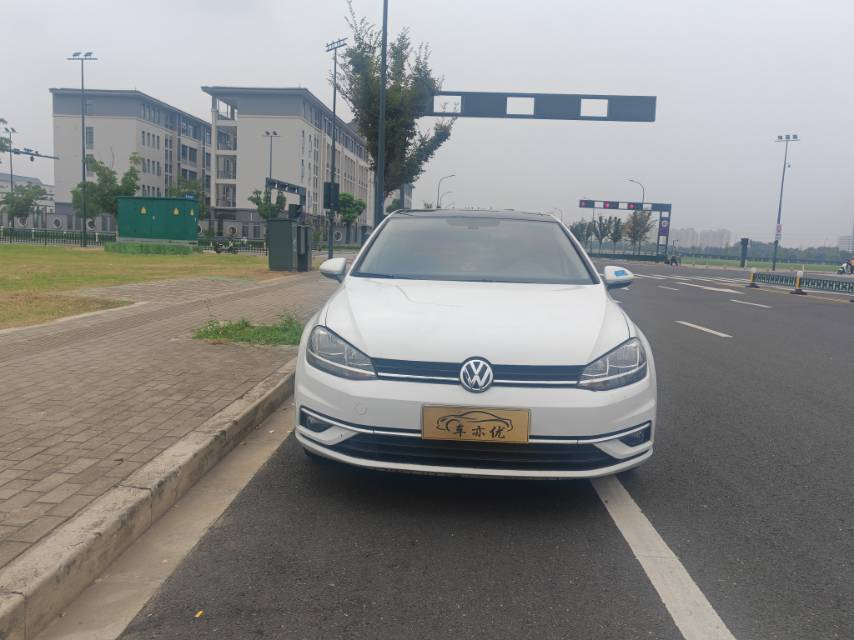 Volkswagen Golf 2019 car image #2