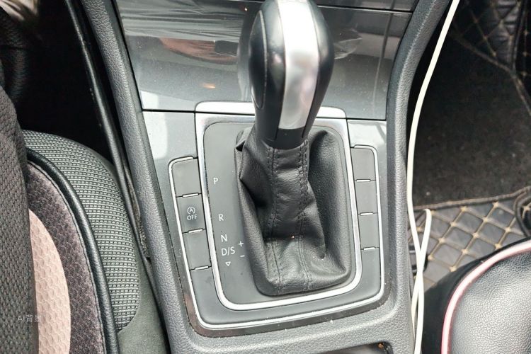 Volkswagen Golf 2019 car image #16