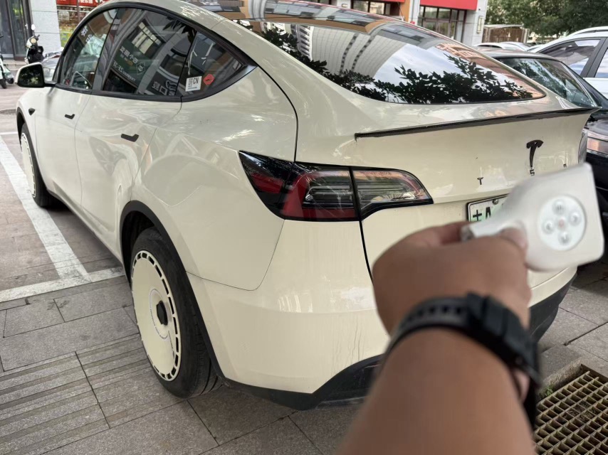 Tesla Model Y 2023 car image #2