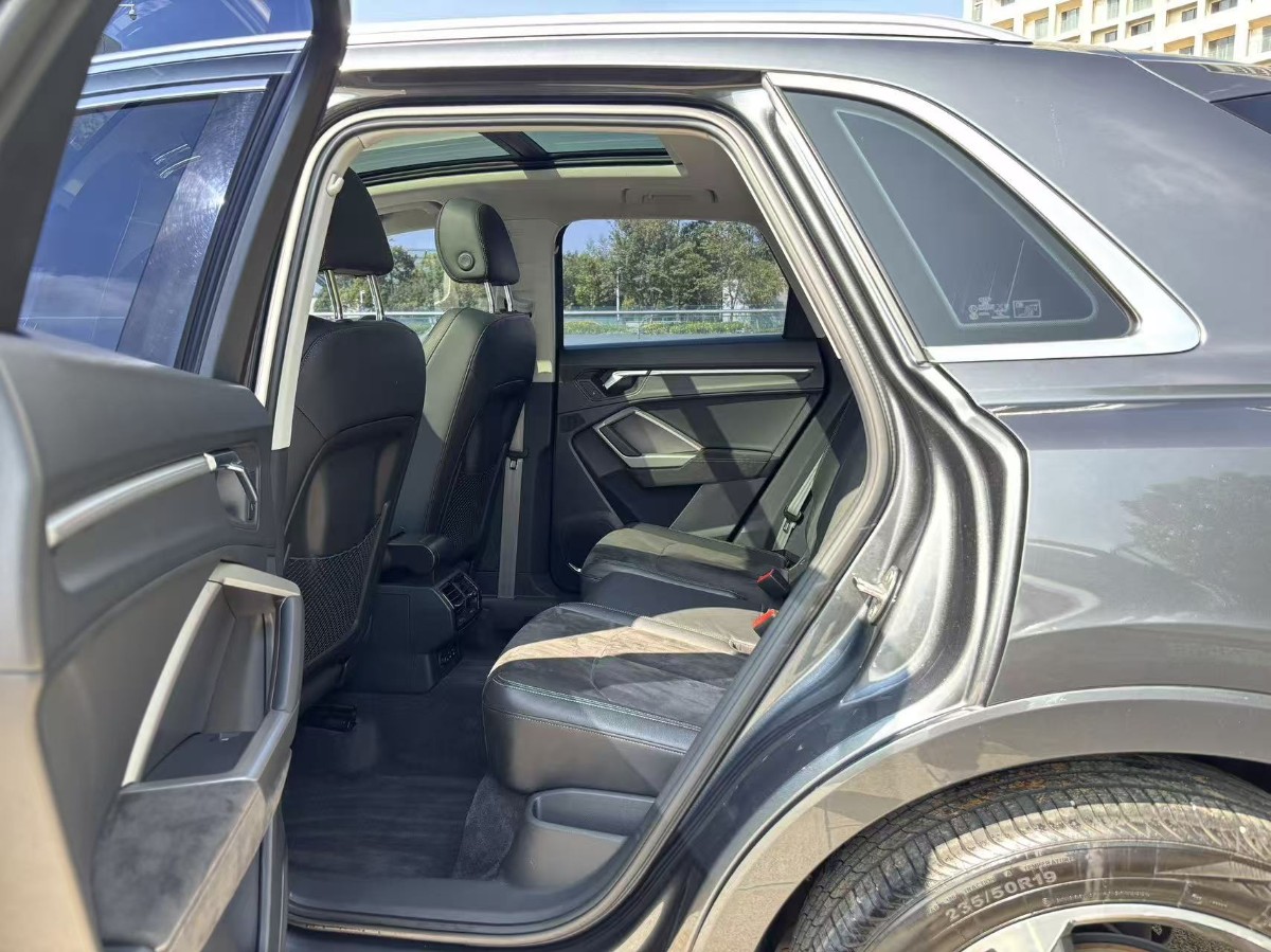 Audi Q3 2019 car image #6