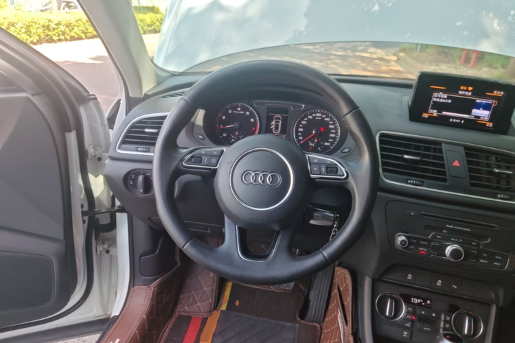 Audi Q3 2017 car image #11
