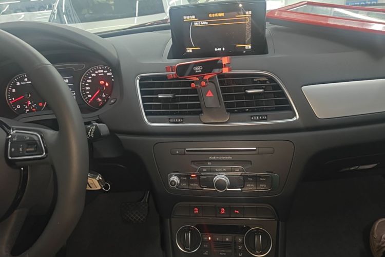 Audi Q3 2019 car image #13