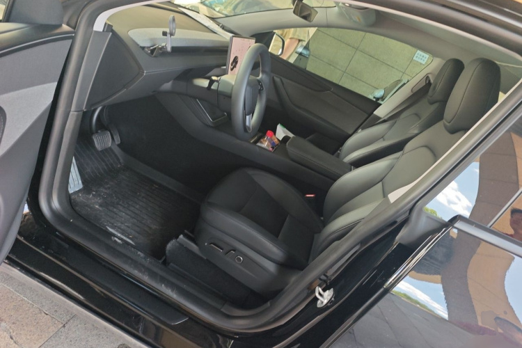 Tesla Model Y 2025 car image #15