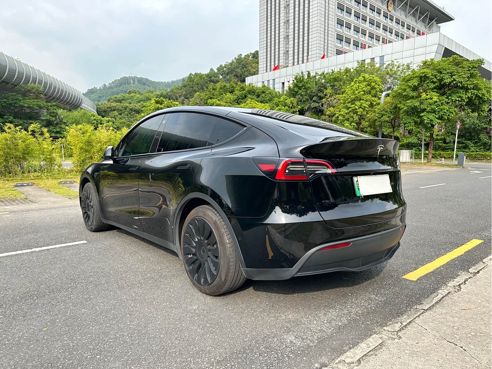 Tesla Model Y 2023 car image #3