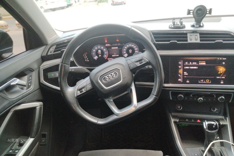 Audi Q3 2021 car image #12