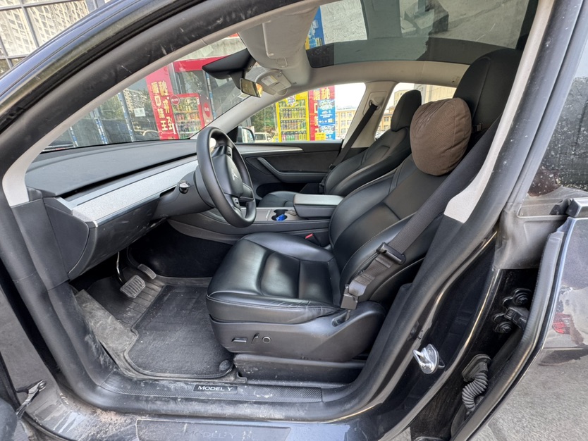 Tesla Model Y 2025 car image #2