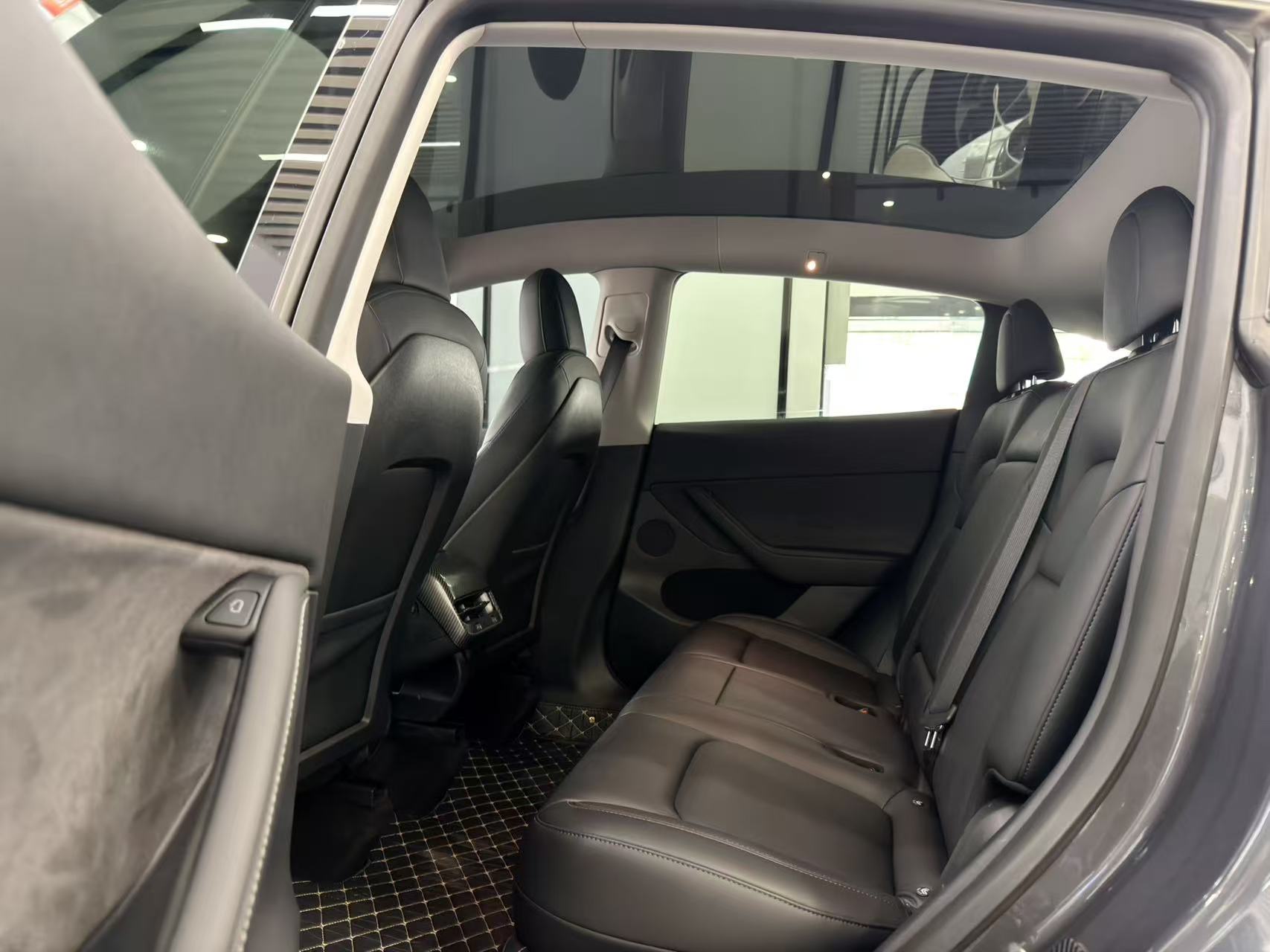 Tesla Model Y 2021 car image #11