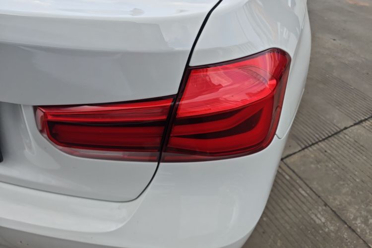 BMW 3 Series 2018 car image #8