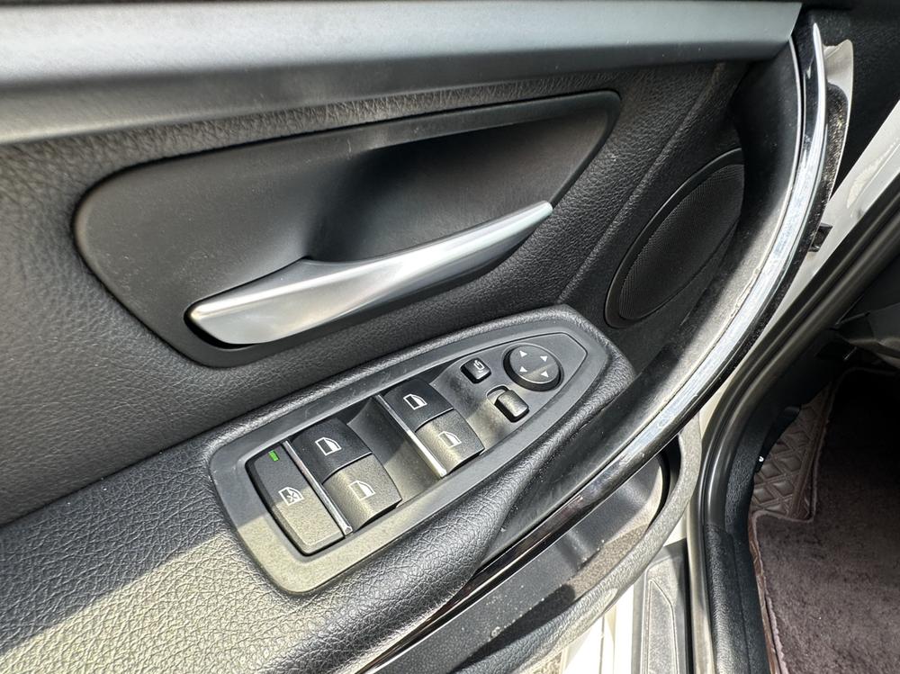 BMW 3 Series 2018 car image #22