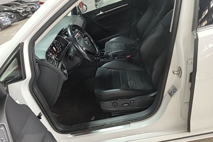 Volkswagen Golf 2020 car image #19