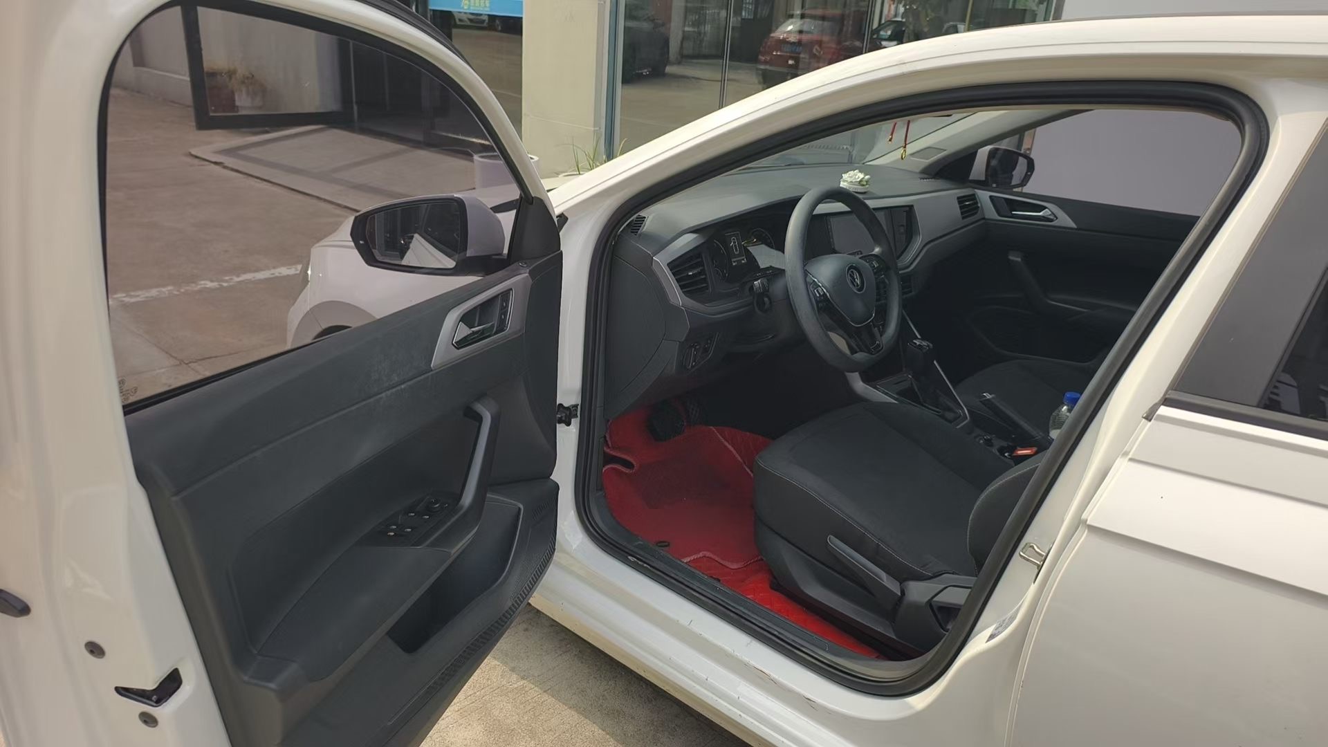 Volkswagen Polo 2021 car image #3