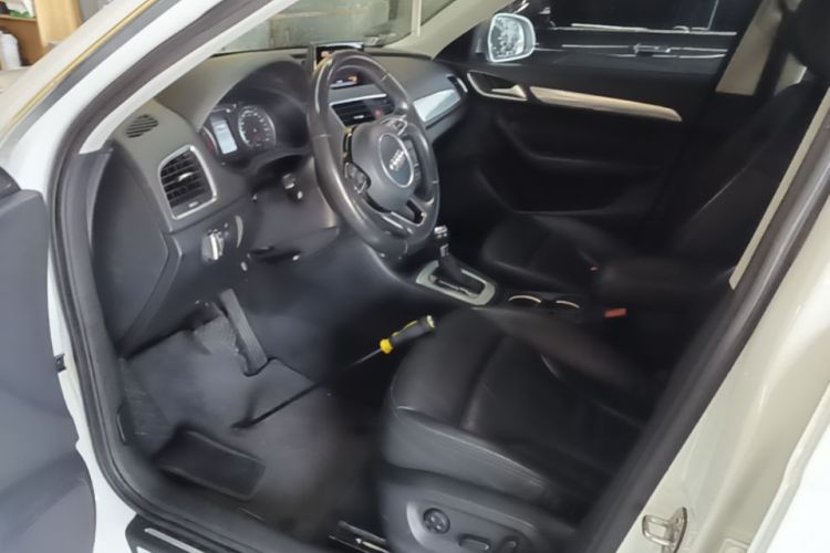 Audi Q3 2015 car image #16
