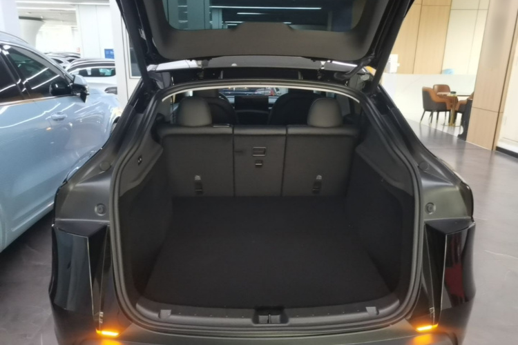 Tesla Model Y 2025 #19 Tesla Model Y 2025 car image #19