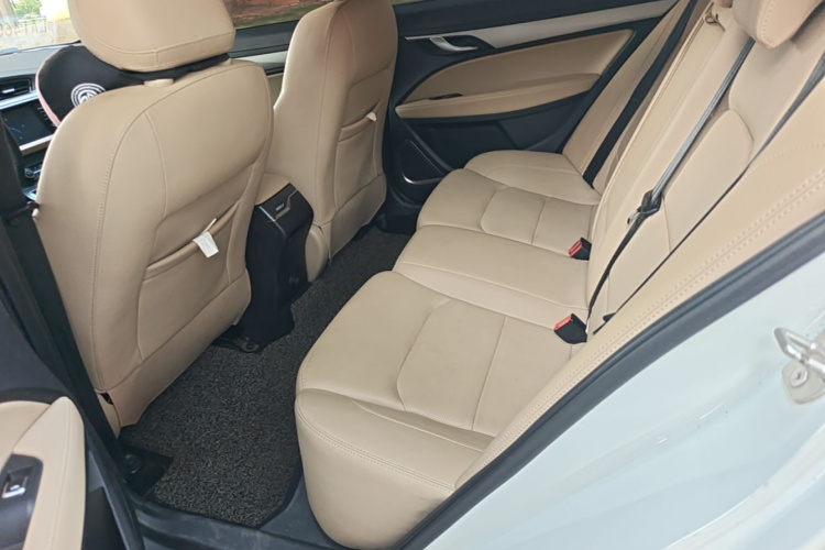 GEELY Emgrand 2018 car image #17