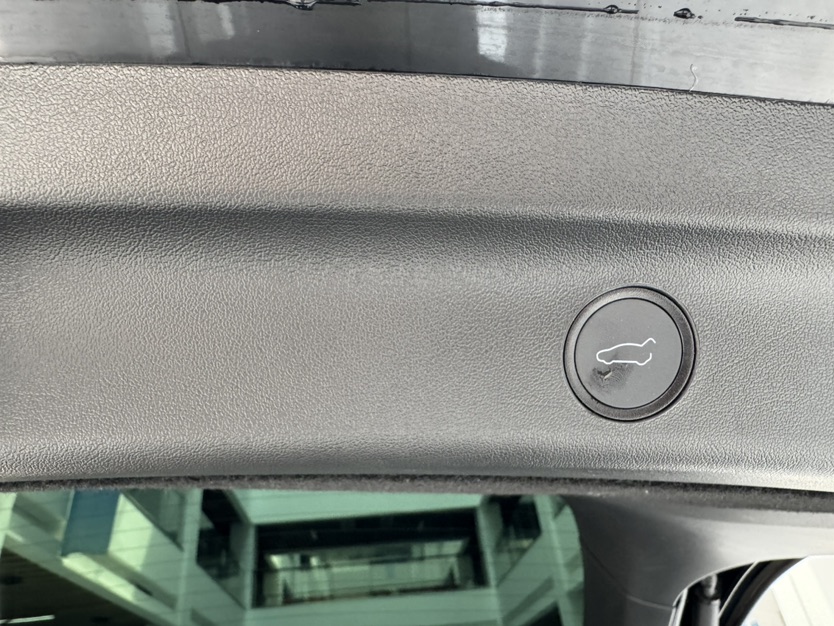 Tesla Model Y 2023 car image #25