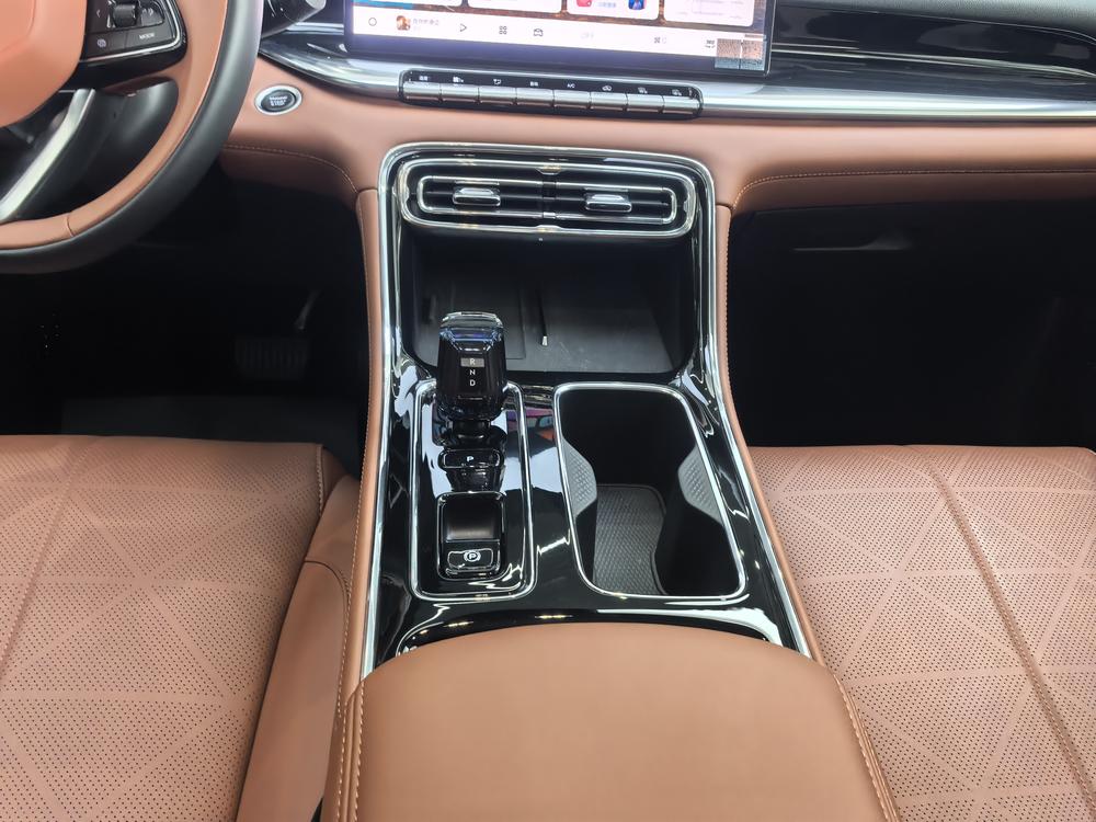 GEELY Emgrand 2025 #8 GEELY Emgrand 2025 صورة سيارة #8