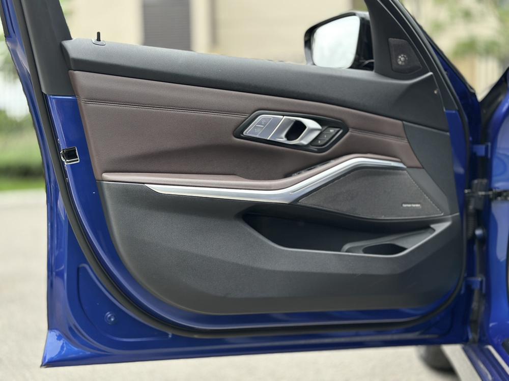 BMW 3 Series 2019 car image #11
