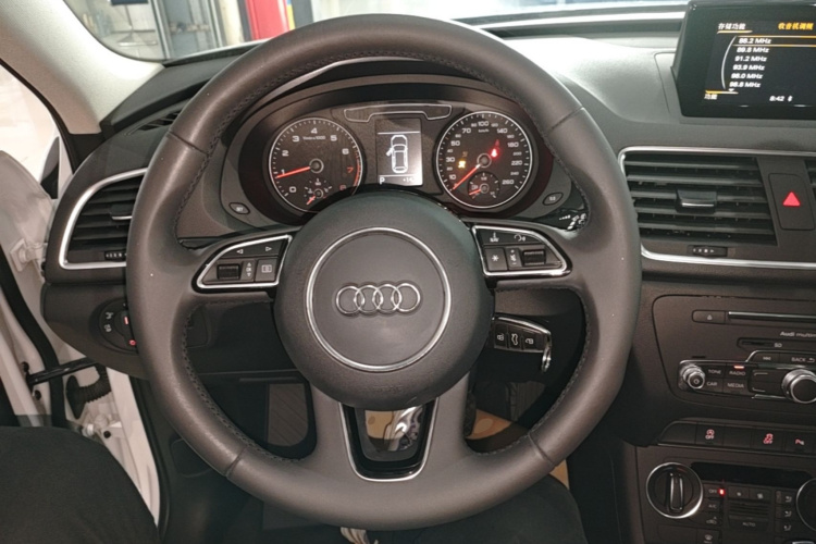 Audi Q3 2018 #11 Audi Q3 2018 car image #11
