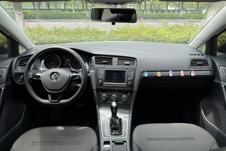 Volkswagen Golf 2017 car image #11